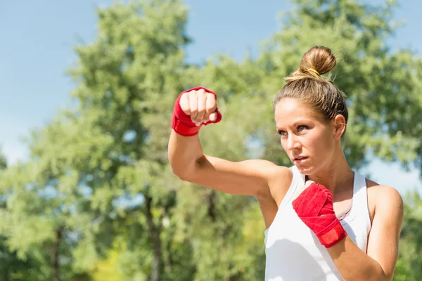 Mulher fazendo treinamento TaeBo — Fotografia de Stock