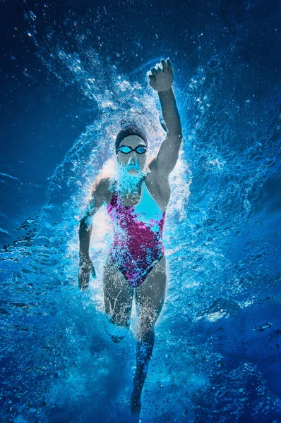 Vrouw zwemmen in zwembad — Stockfoto