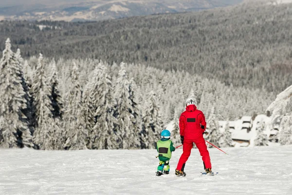 Padre e figlio sciano sulle piste — Foto Stock