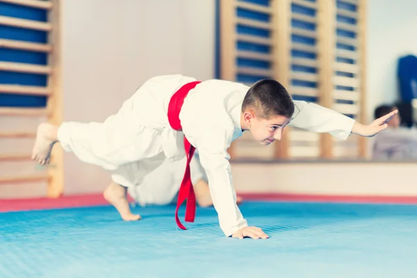 Jongen praktijk In Martial Arts opleiding — Stockfoto