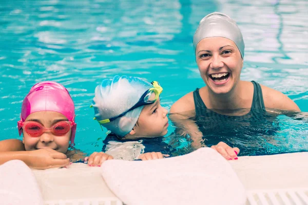 Instructor de natación divertirse con los niños — Foto de Stock