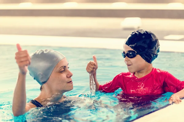 Aguantando la respiración en la clase de natación — Foto de Stock