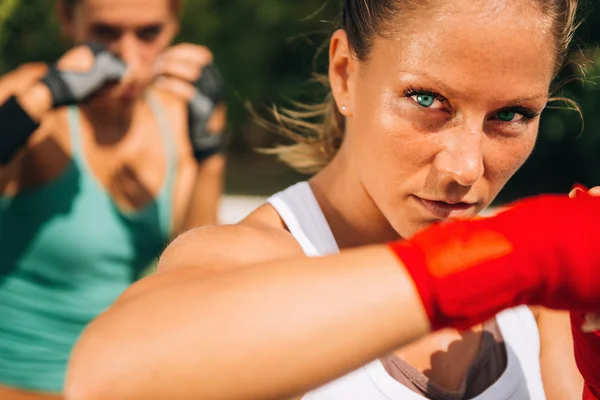 Γυναίκες κατά τη διάρκεια της κατάρτισης Taebo — Φωτογραφία Αρχείου