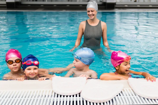 Gruppo di bambini in classe di nuoto — Foto Stock