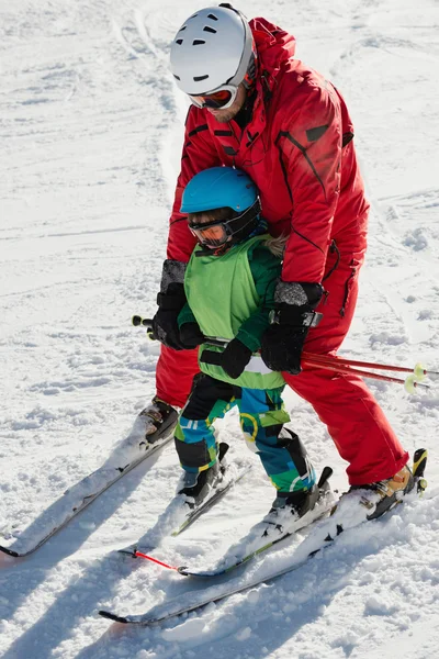 Lyžařský instruktor s malým chlapcem — Stock fotografie