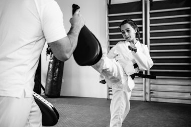 Taekwondo eğitmen kız ile çalışma