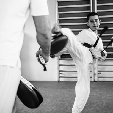 Taekwondo eğitmen çocuk ile çalışma