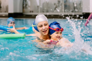 küçük kızla çalışma eğitmen 