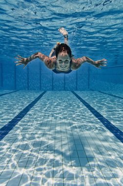 sualtı kamera doğru Yüzme kadın