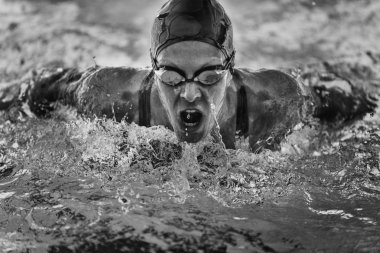 Güçlü kelebek Yüzme vuruş