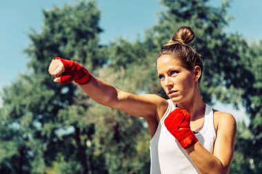 Taebo eğitim yapıyor kadın