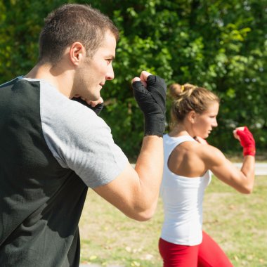 Kadın ve adam Taebo eğitimi