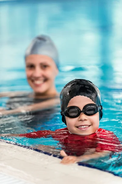 Happy child in the swimming pool — Stock Photo, Image