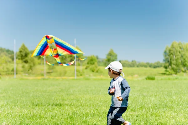 小男孩带着风筝跑 — 图库照片