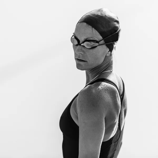 Gözlüklü kadın yüzücü — Stok fotoğraf