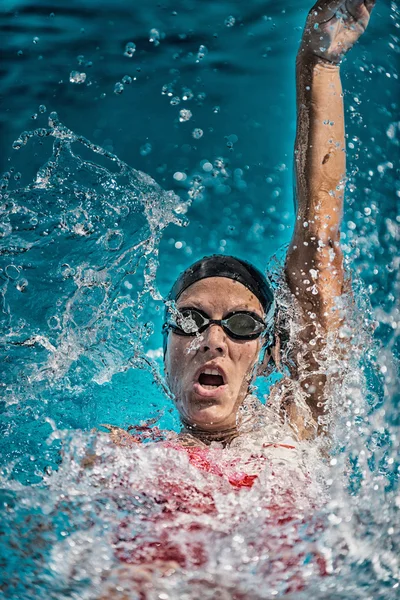 Svømmer udfører backstroke svømning - Stock-foto