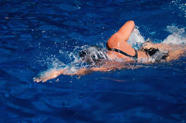 Atleta feminina nadando estilo livre — Fotografia de Stock