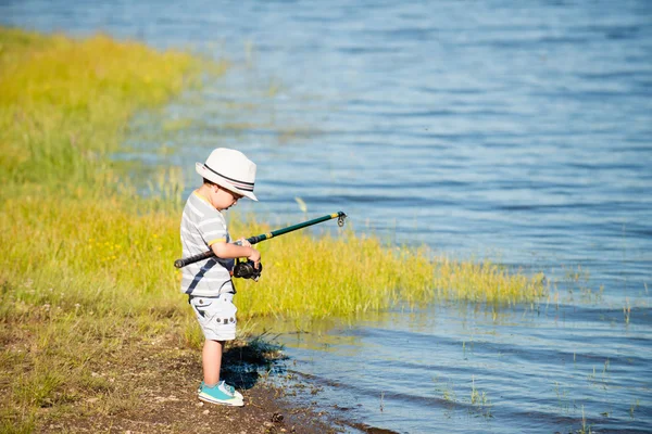 Μικρό αγόρι με καλάμι ψαρέματος — Φωτογραφία Αρχείου