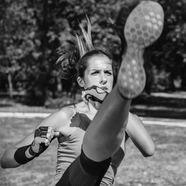 Mujer haciendo TaeBo formación — Foto de Stock