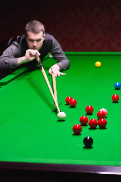 Joueur de billard s'adressant à la balle rouge — Photo