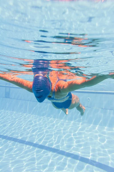 Женщина-пловец отдыхает на поверхности — стоковое фото