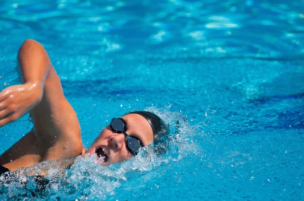 Professionel svømmer i aktion - Stock-foto