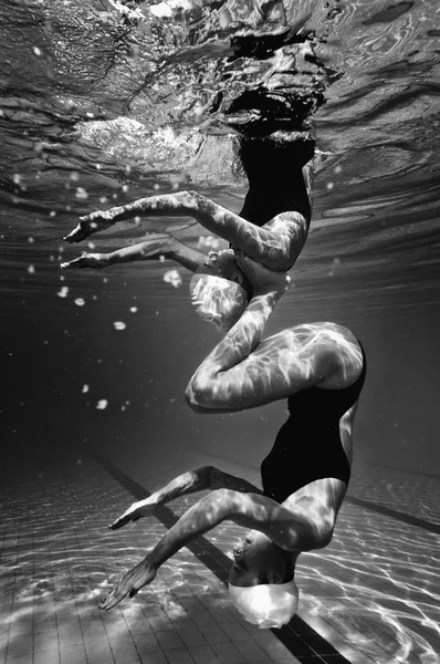 Синхронне плавання дует — стокове фото