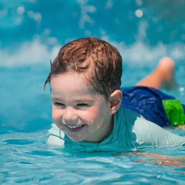 Boy in swimming class practicing kicks — Stock Photo, Image