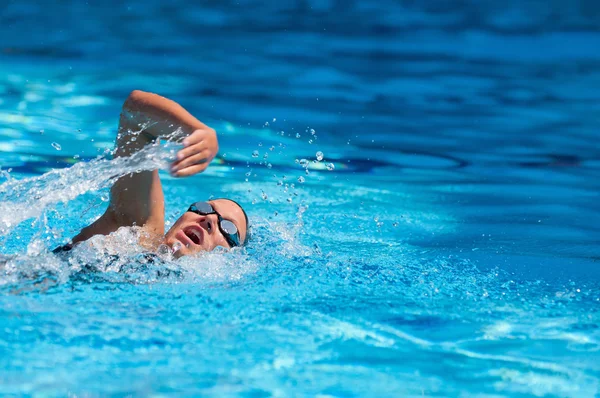 Atlit berenang gaya bebas stroke — Stok Foto