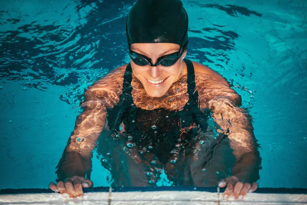 Svømmer på pool kant - Stock-foto