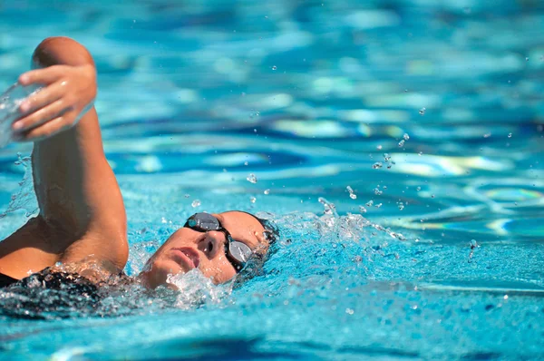 Atleta femenina delante gatear natación —  Fotos de Stock