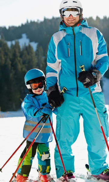 Vader en zoon op het skiën — Stockfoto