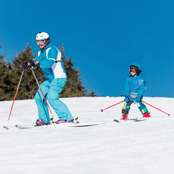 Far och son skidåkning — Stockfoto