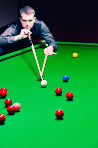 Snooker oyuncusu dinlenme kullanarak — Stok fotoğraf