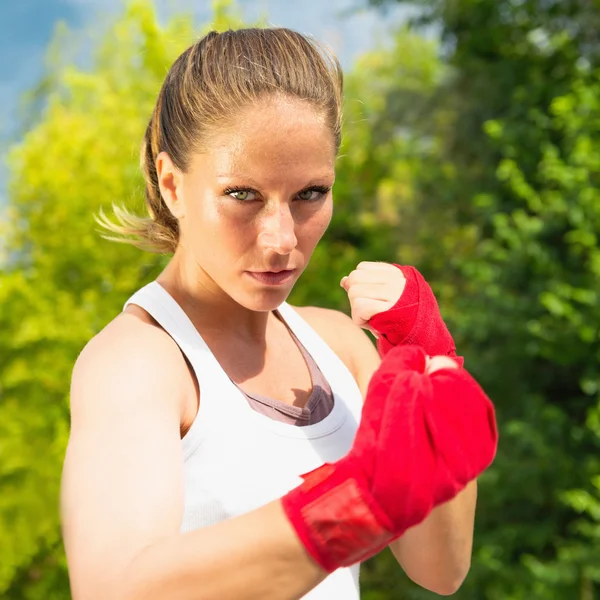 Female fighter in fighting stance — Stock Photo, Image