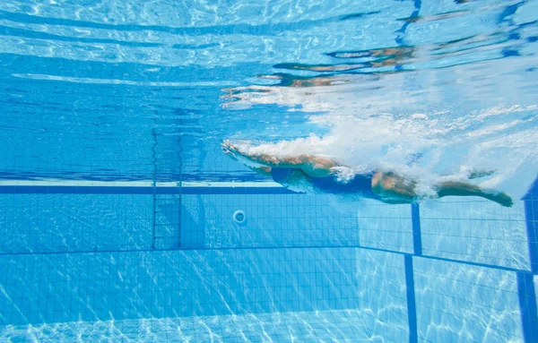 Mujer bucea en la piscina — Foto de Stock