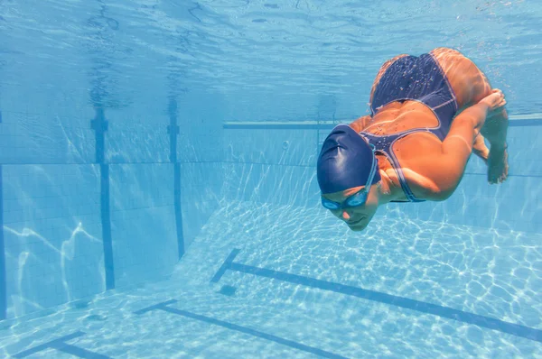 수영장에서 수영 하는 여자 — 스톡 사진