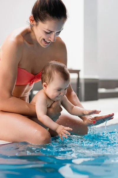 Mãe com bebê na piscina — Fotografia de Stock