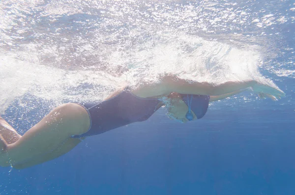 Woman dives into swimming pool — Stock Photo, Image