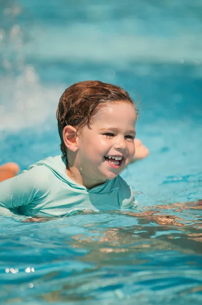 Kid in swimming class — Stock Photo, Image