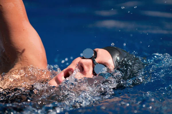 Nadador de estilo livre tomando ar — Fotografia de Stock