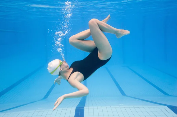 Mujer flotando bajo el agua — Foto de Stock