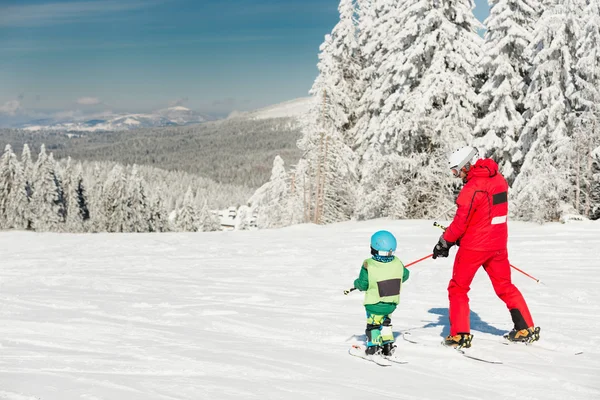 Petit garçon ski avec instructeur — Photo