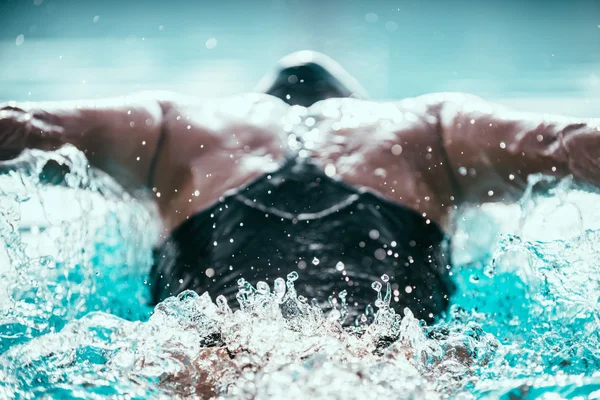 Atleta feminino nadando na piscina — Fotografia de Stock