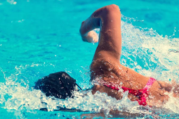 Kvindelig svømmer i pool - Stock-foto