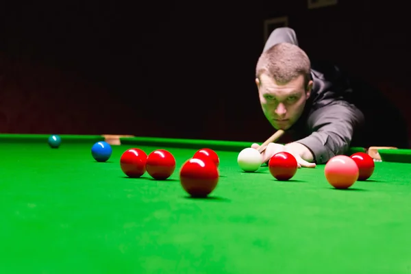 Snooker játékos figyelembe shot — Stock Fotó