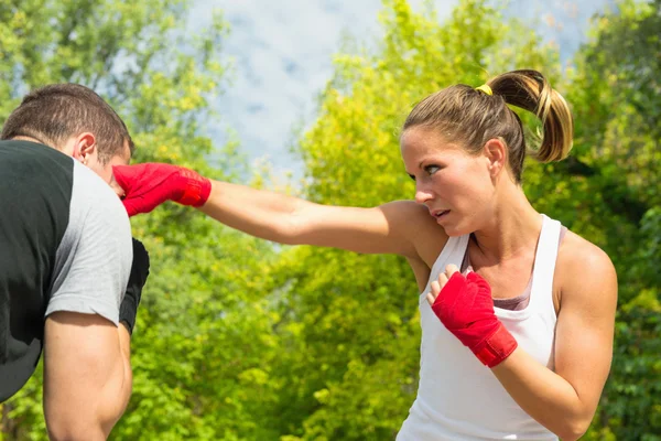 Instruktören att undvika slag i Taebo utbildning — Stockfoto