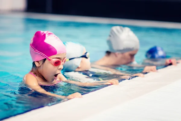 Niños en clase de natación — Foto de Stock