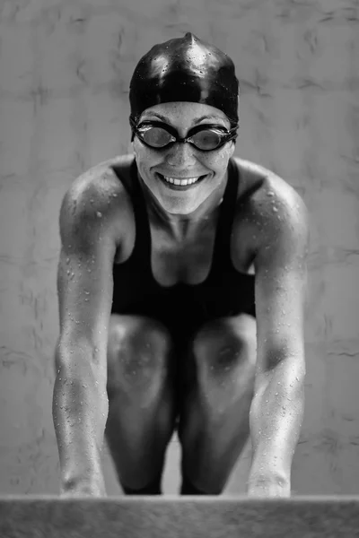 Smilende kvinnelig svømmer – stockfoto