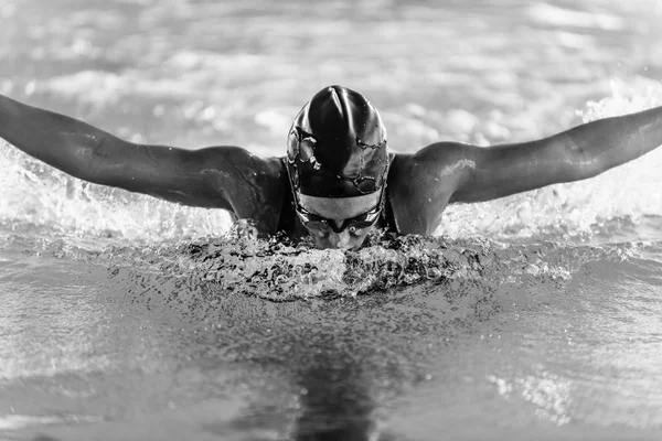 Atleta femenina nadando en la piscina — Foto de Stock